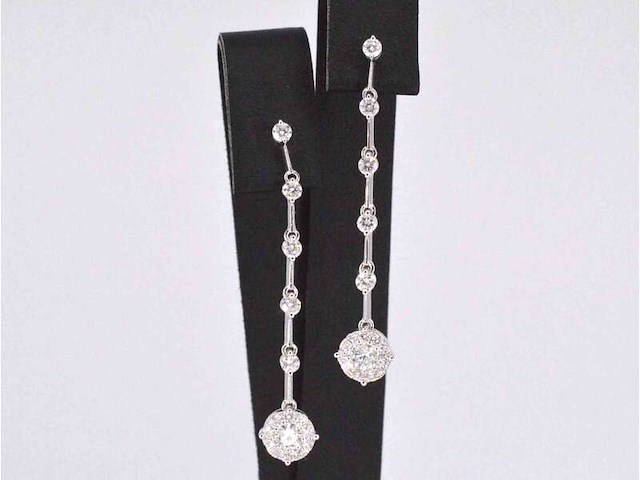 Witgouden oorhangers met natuurlijke diamanten - afbeelding 1 van  8