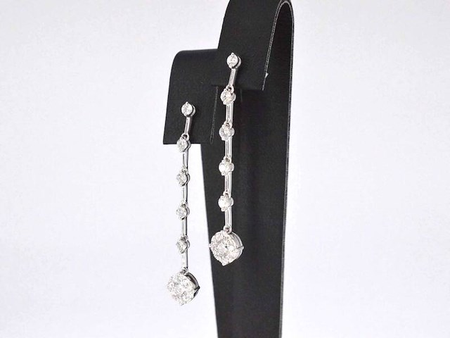 Witgouden oorhangers met natuurlijke diamanten - afbeelding 3 van  8