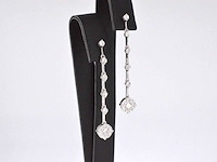 Witgouden oorhangers met natuurlijke diamanten - afbeelding 4 van  8