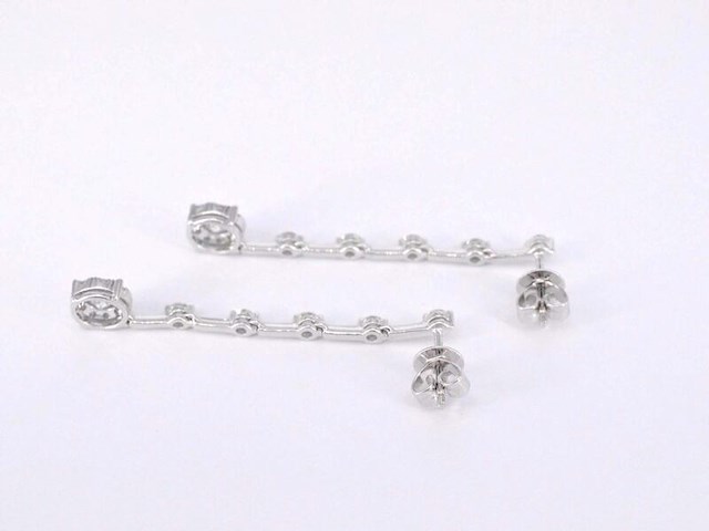 Witgouden oorhangers met natuurlijke diamanten - afbeelding 5 van  8