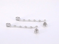 Witgouden oorhangers met natuurlijke diamanten - afbeelding 5 van  8