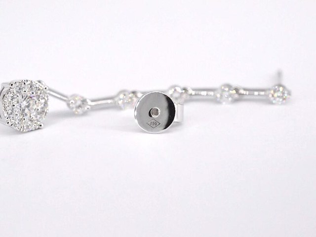 Witgouden oorhangers met natuurlijke diamanten - afbeelding 6 van  8