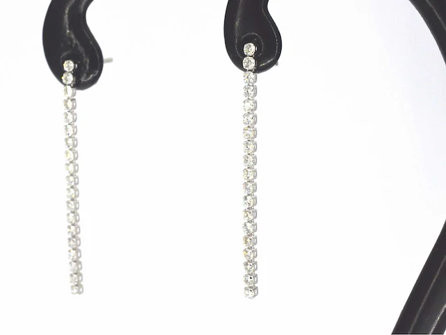 Witgouden oorhangers rij diamant - afbeelding 4 van  8
