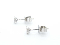 Witgouden oorknoppen met diamant - afbeelding 6 van  10