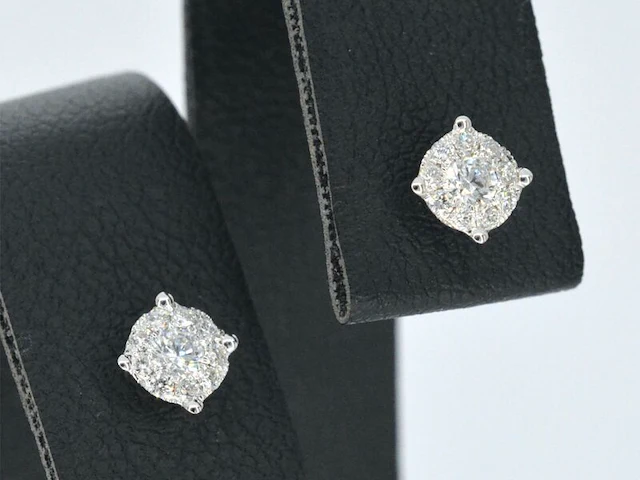 Witgouden oorknoppen met diamant - afbeelding 4 van  9