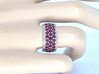Witgouden pave ring met rijen van natuurlijke diamanten en robijnen - afbeelding 2 van  7