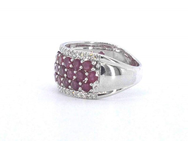 Witgouden pave ring met rijen van natuurlijke diamanten en robijnen - afbeelding 3 van  7