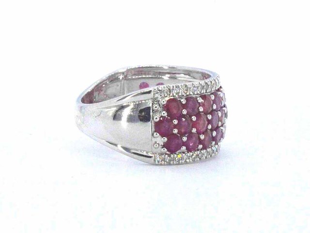 Witgouden pave ring met rijen van natuurlijke diamanten en robijnen - afbeelding 4 van  7
