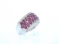 Witgouden pave ring met rijen van natuurlijke diamanten en robijnen - afbeelding 5 van  7