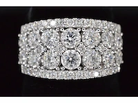 Witgouden pavering met diamanten