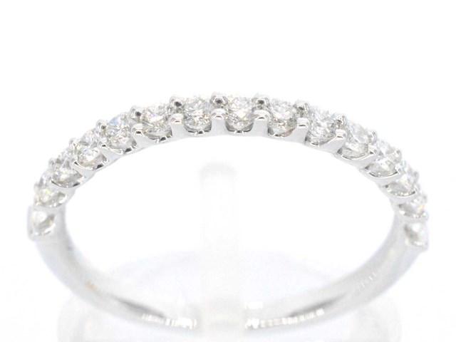 Witgouden rijring bezet met briljant geslepen diamanten - afbeelding 1 van  10