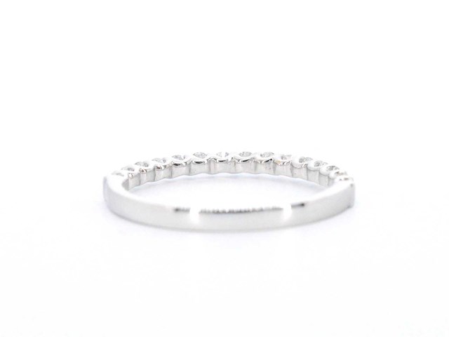 Witgouden rijring bezet met briljant geslepen diamanten - afbeelding 8 van  10