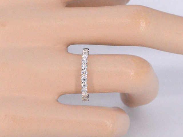 Witgouden rijring bezet met briljant geslepen diamanten - afbeelding 4 van  11