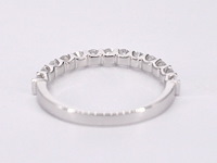 Witgouden rijring bezet met briljant geslepen diamanten - afbeelding 9 van  11