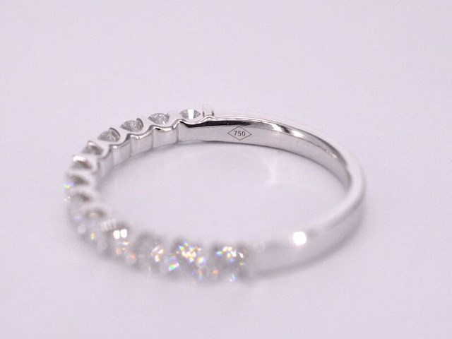 Witgouden rijring bezet met briljant geslepen diamanten - afbeelding 10 van  11