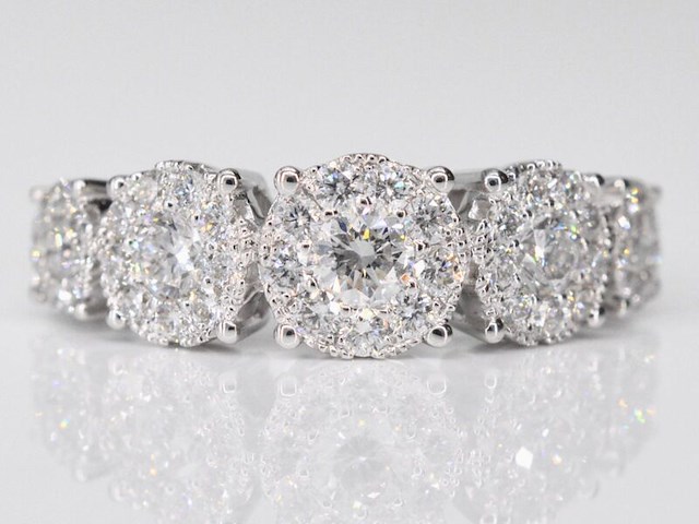 Witgouden rijring met 5 diamanten entourages 1.00 carat - afbeelding 1 van  10