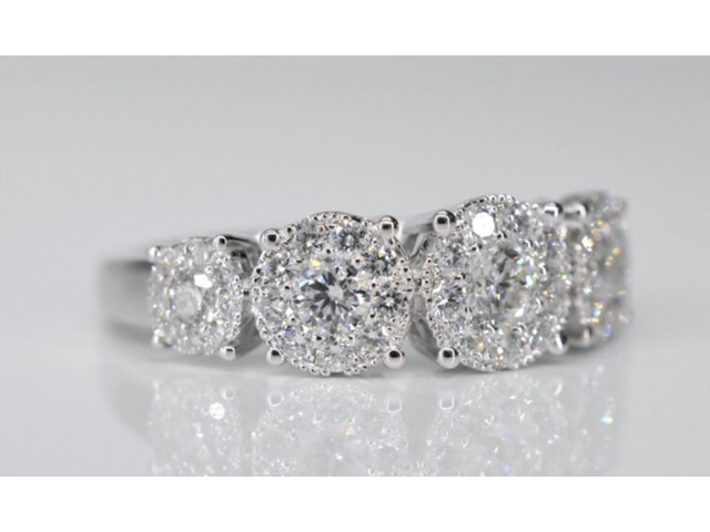 Witgouden rijring met 5 diamanten entourages 1.00 carat - afbeelding 2 van  4