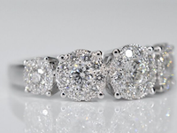 Witgouden rijring met 5 diamanten entourages 1.00 carat - afbeelding 2 van  4