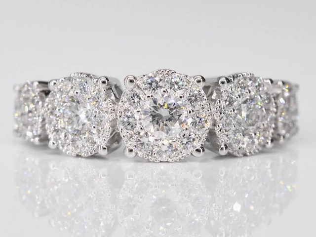 Witgouden rijring met 5 diamanten entourages 1.00 carat - afbeelding 1 van  10