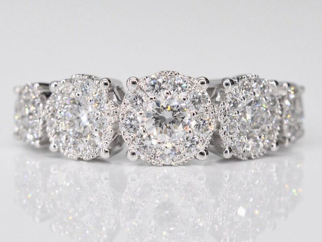 Witgouden rijring met 5 natuurlijke diamanten entourages 1.00 carat - afbeelding 1 van  10