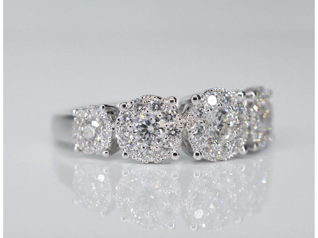 Witgouden rijring met 5 natuurlijke diamanten entourages 1.00 carat - afbeelding 4 van  10