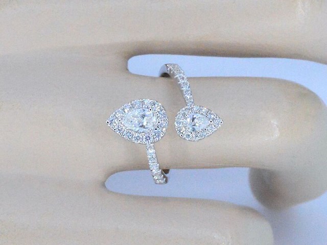 Witgouden rijring met pearshape en briljant geslepen diamanten 1.25 carat - afbeelding 5 van  12