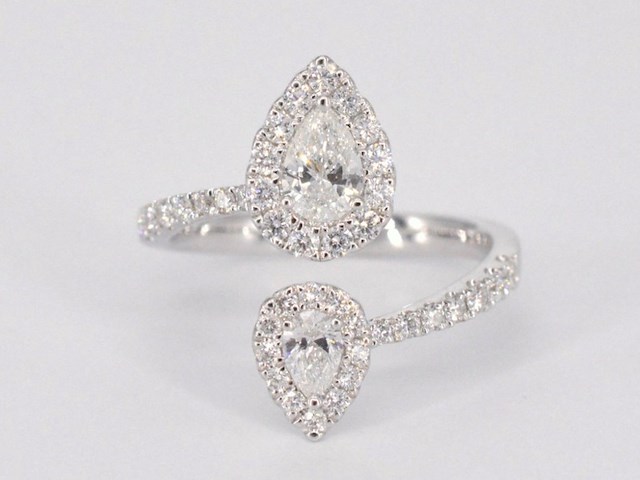 Witgouden rijring met pearshape en briljant geslepen diamanten 1.25 carat - afbeelding 9 van  12