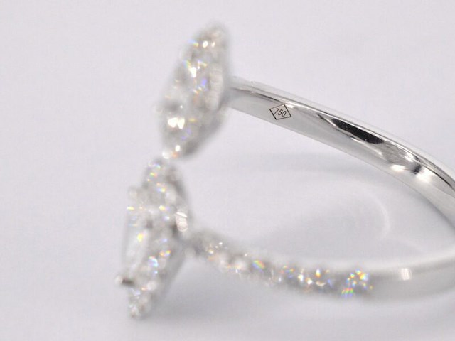 Witgouden rijring met pearshape en briljant geslepen diamanten 1.25 carat - afbeelding 12 van  12
