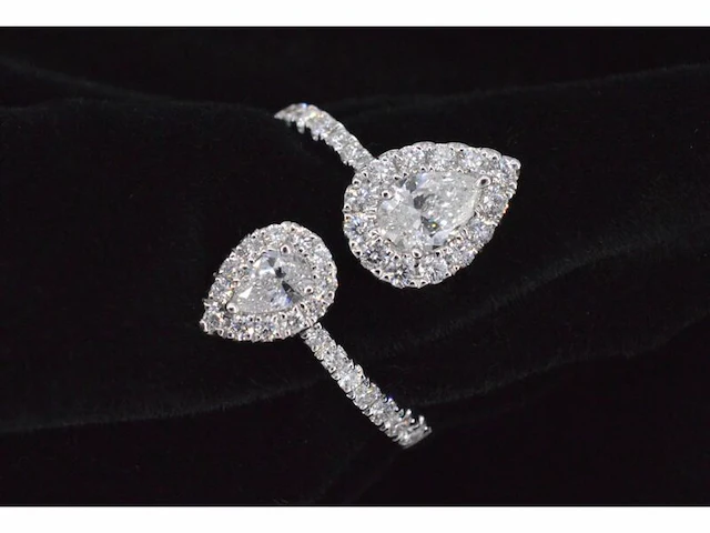 Witgouden rijring met pearshape en briljant geslepen diamanten 1.25 carat - afbeelding 2 van  12