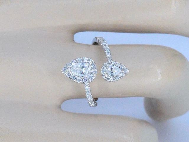 Witgouden rijring met pearshape en briljant geslepen diamanten 1.25 carat - afbeelding 5 van  12