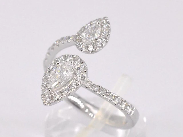Witgouden rijring met pearshape en briljant geslepen diamanten 1.25 carat - afbeelding 7 van  12