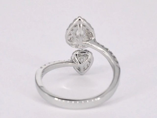 Witgouden rijring met pearshape en briljant geslepen diamanten 1.25 carat - afbeelding 10 van  12