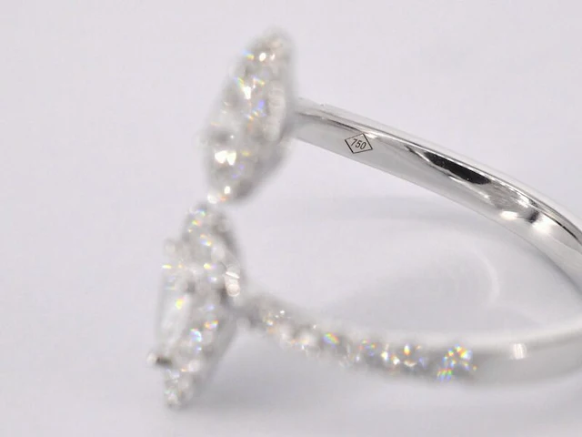 Witgouden rijring met pearshape en briljant geslepen diamanten 1.25 carat - afbeelding 12 van  12