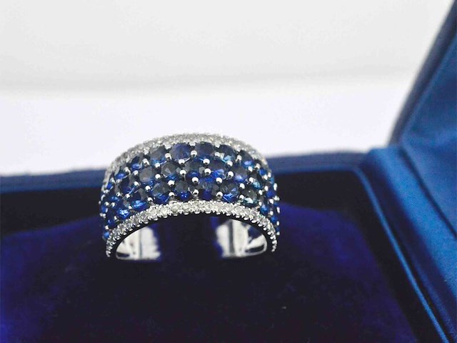 Witgouden rijring met saffieren en diamanten - afbeelding 6 van  8