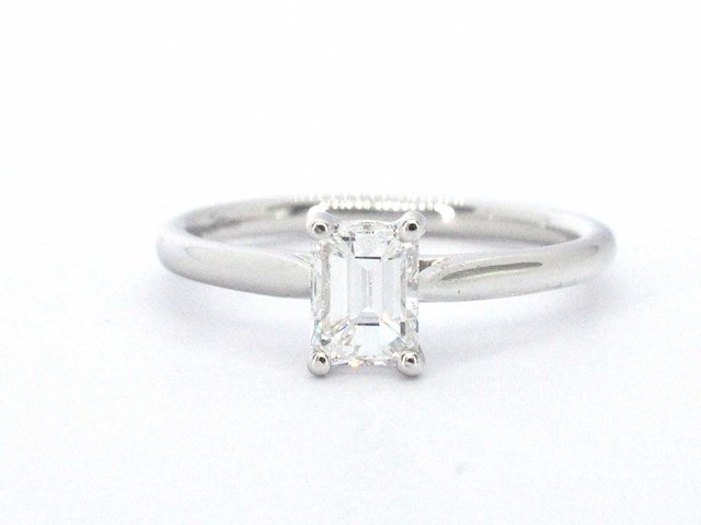 Witgouden ring 18 carat met emerald geslepen diamant gia gecertificeerd - afbeelding 1 van  10