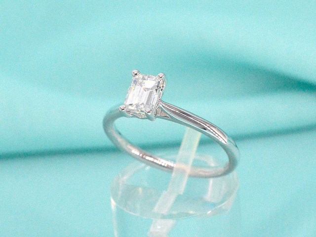 Witgouden ring 18 carat met emerald geslepen diamant gia gecertificeerd - afbeelding 8 van  10