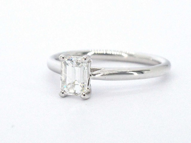 Witgouden ring 18 carat met emerald geslepen diamant gia gecertificeerd - afbeelding 9 van  10