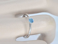 Witgouden ring blauwe diamant - afbeelding 2 van  9