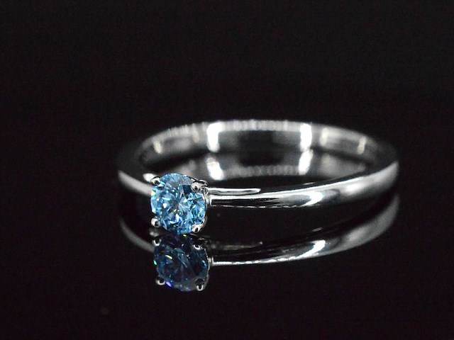 Witgouden ring blauwe diamant - afbeelding 9 van  9