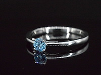 Witgouden ring blauwe diamant - afbeelding 9 van  9