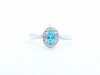 Witgouden ring met blauwe topaas en diamanten