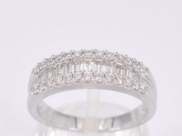 Witgouden ring met briljant en baguette diamanten - afbeelding 1 van  10