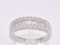 Witgouden ring met briljant en baguette diamanten - afbeelding 1 van  10