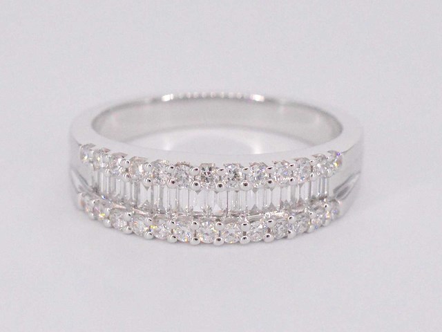 Witgouden ring met briljant en baguette diamanten - afbeelding 6 van  10