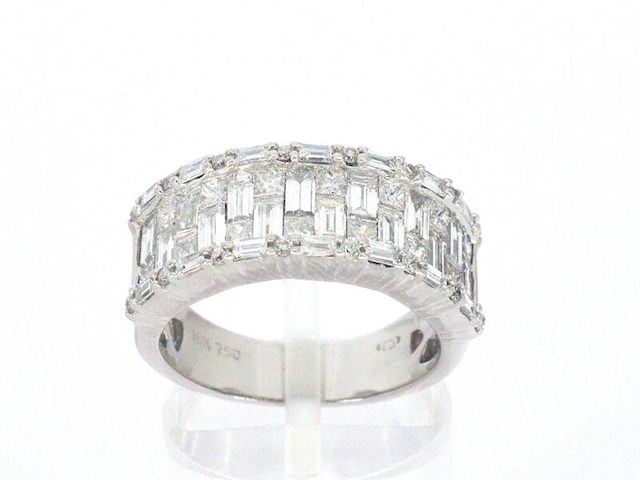 Witgouden ring met briljant en baguette gespelen diamanten - afbeelding 1 van  10