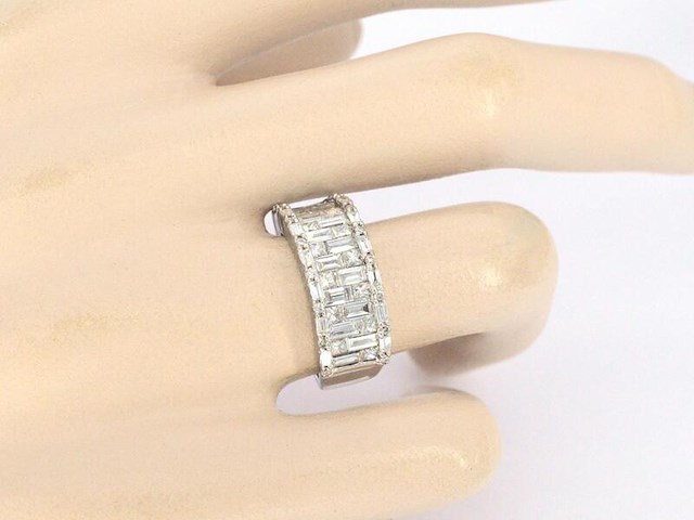 Witgouden ring met briljant en baguette gespelen diamanten - afbeelding 3 van  10