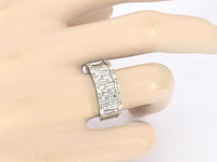 Witgouden ring met briljant en baguette gespelen diamanten - afbeelding 3 van  10