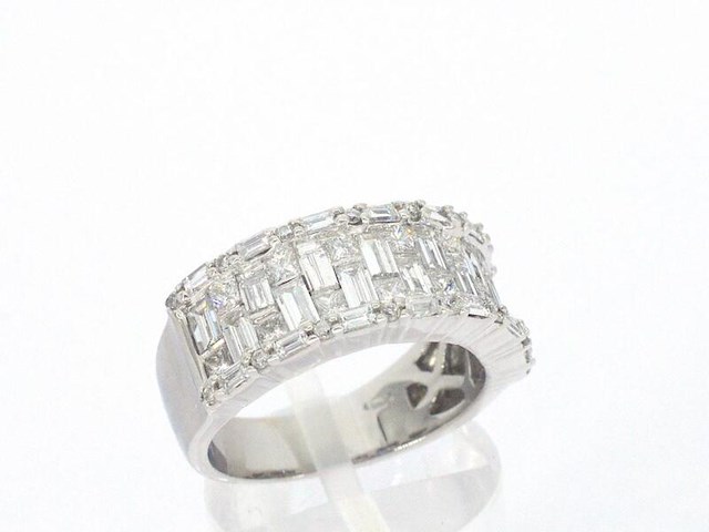 Witgouden ring met briljant en baguette gespelen diamanten - afbeelding 4 van  10