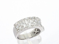 Witgouden ring met briljant en baguette gespelen diamanten - afbeelding 4 van  10