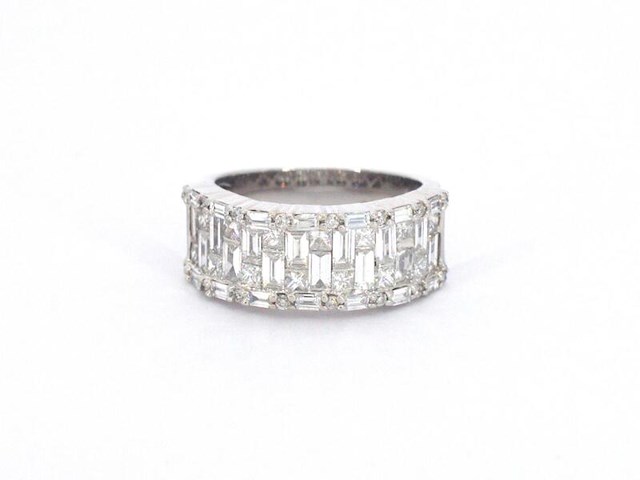 Witgouden ring met briljant en baguette gespelen diamanten - afbeelding 7 van  10